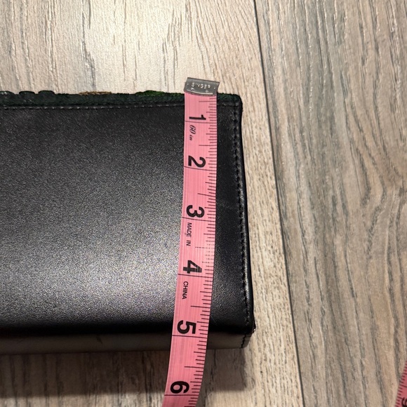 Elegant Green and Black Embroidered Wallet - Picture 7 of 9